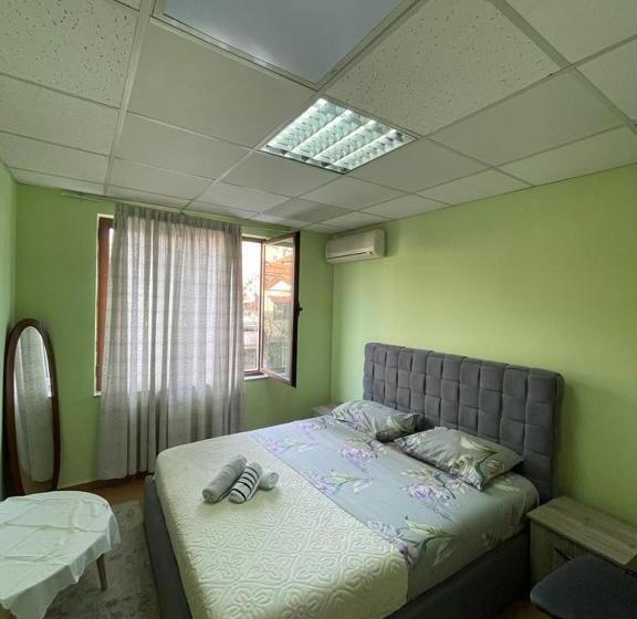اتاق استاندارد با سرویس بهداشتی مشترک, Neo Apartments