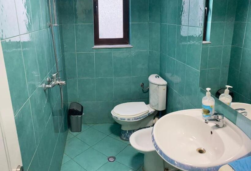 اتاق استاندارد با سرویس بهداشتی مشترک, Neo Apartments