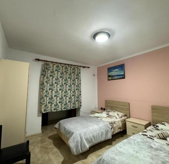 اتاق استاندارد با سرویس بهداشتی مشترک, Neo Apartments