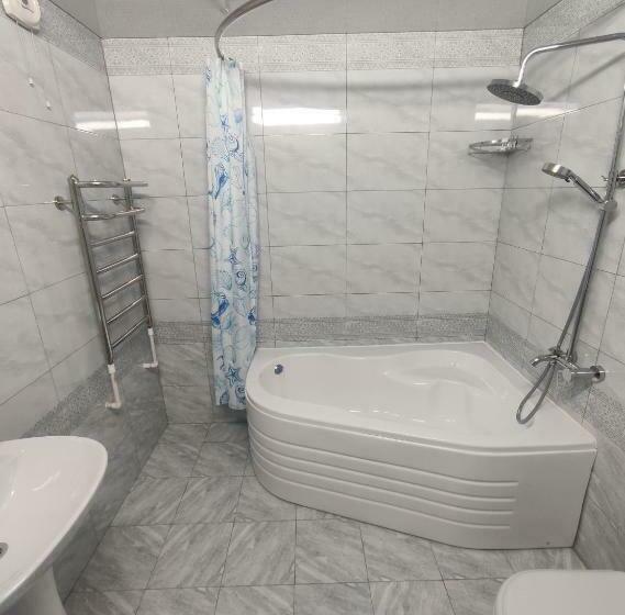 اتاق استاندارد سه تخته با بالکن, Khiva Tosh Darvoza & Trip Service