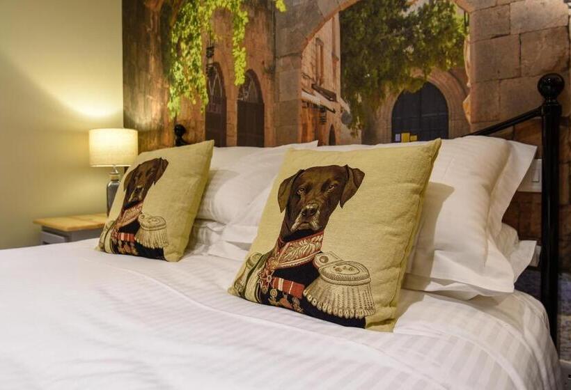 اتاق استاندارد با تخت بزرگ, The Bell Inn