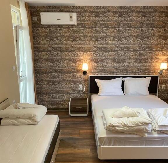 اتاق استاندارد سه تخته با بالکن, Family Hotel Malibu