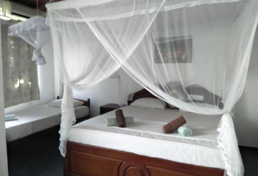 اتاق استاندارد سه نفره, Hikkaduwa Blue Ocean