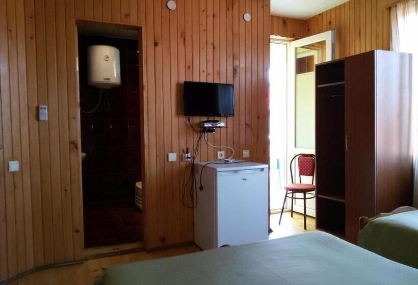 اتاق استاندارد چهارنفره با بالکن, Villa Ureki