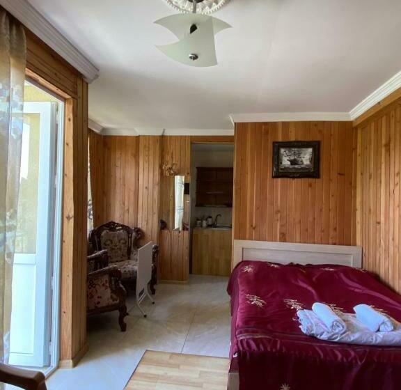 اتاق ساده سه‌ نفره, Guest House Mari