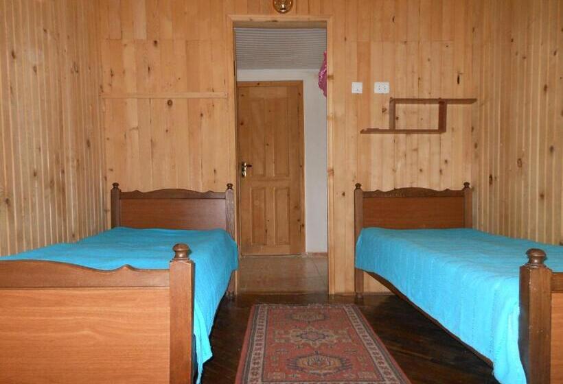 اتاق ساده سه‌ نفره, Guest House Mari