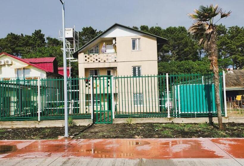 اتاق خانوادگی با چشم‌انداز جانبی دریا, Ureki House