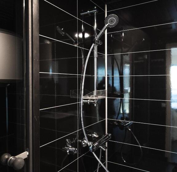 اتاق سوپریور, Black