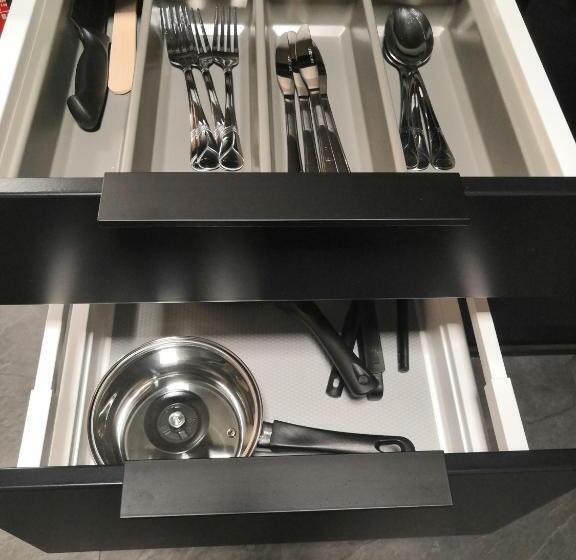 اتاق لوکس, Black