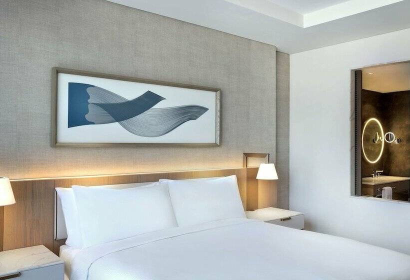 اتاق لوکس با چشم‌انداز, Hilton Abu Dhabi Yas Island