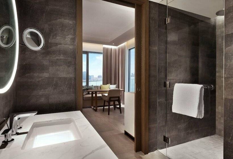 اتاق لوکس با چشم‌انداز استخر, Hilton Abu Dhabi Yas Island