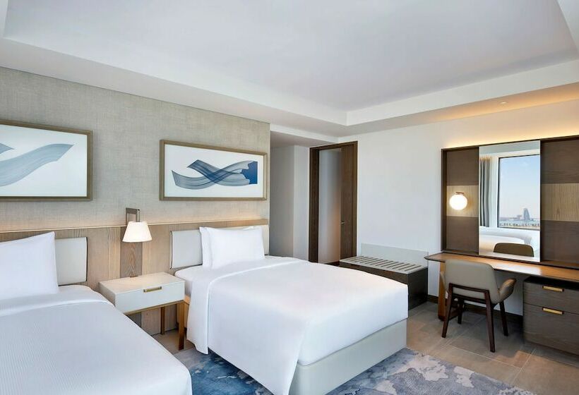 اتاق لوکس با چشم‌انداز استخر, Hilton Abu Dhabi Yas Island