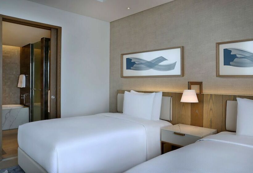 اتاق لوکس با چشم‌انداز, Hilton Abu Dhabi Yas Island