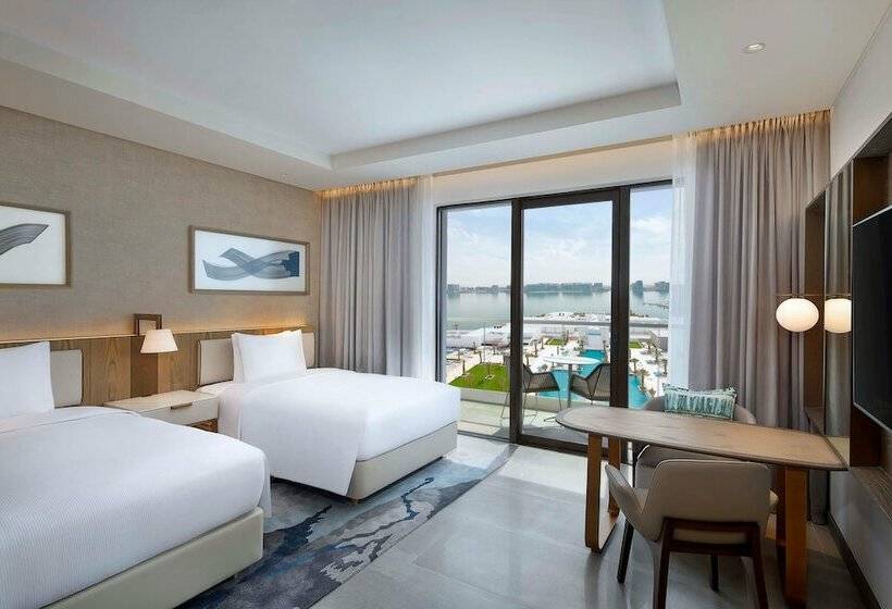 اتاق لوکس با چشم‌انداز استخر, Hilton Abu Dhabi Yas Island