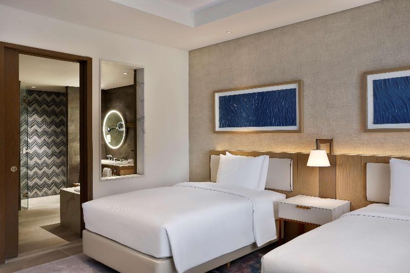 اتاق لوکس با چشم‌انداز استخر, Hilton Abu Dhabi Yas Island