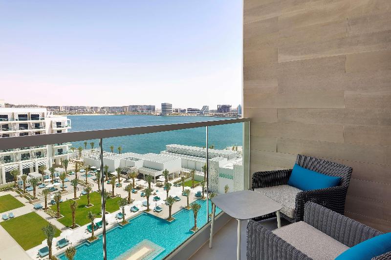 اتاق لوکس با چشم‌انداز استخر, Hilton Abu Dhabi Yas Island