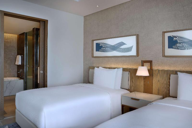 اتاق لوکس با چشم‌انداز استخر, Hilton Abu Dhabi Yas Island