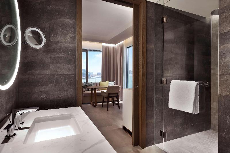 اتاق لوکس با چشم‌انداز استخر, Hilton Abu Dhabi Yas Island