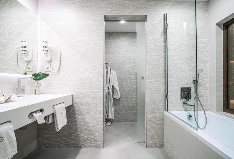 סוויטת ג'וניור עם מרפסת, Eden Garden Spa