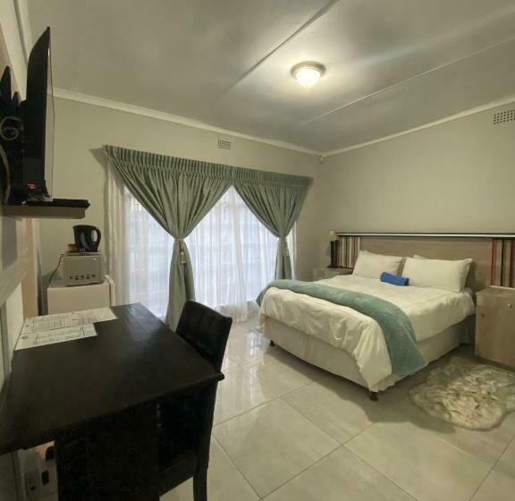 اتاق استاندارد با چشم‌انداز استخر, Ndzuti Guest House