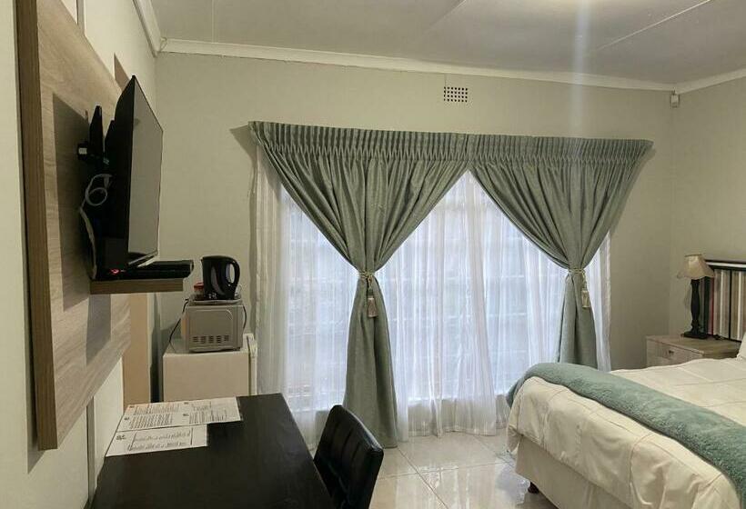 اتاق استاندارد با چشم‌انداز استخر, Ndzuti Guest House