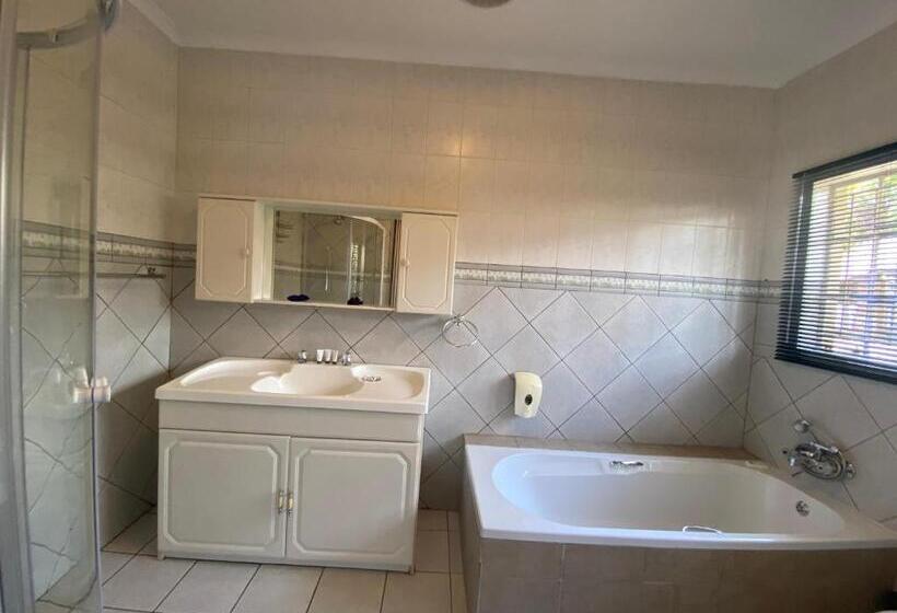 اتاق استاندارد با چشم‌انداز استخر, Ndzuti Guest House