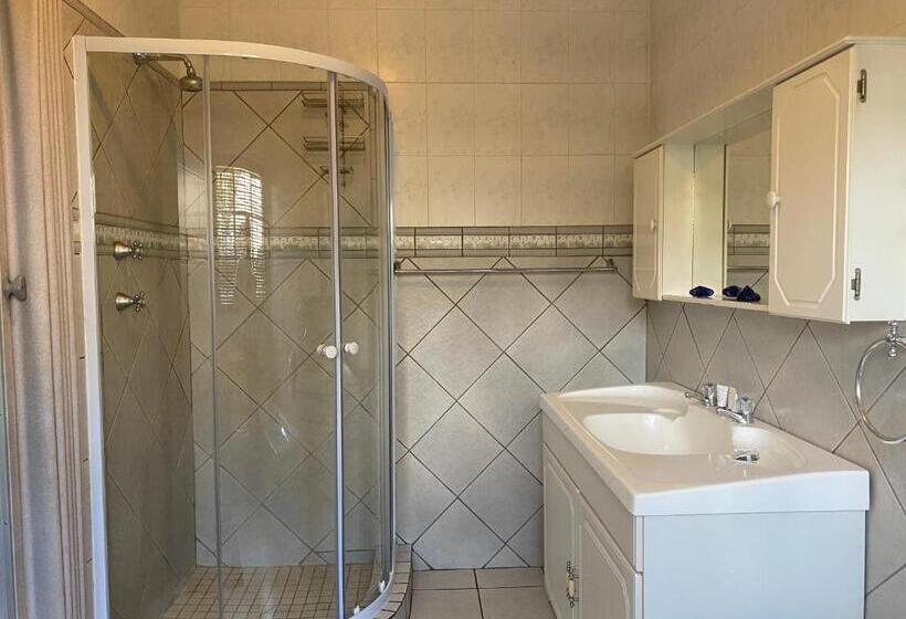 اتاق استاندارد با چشم‌انداز استخر, Ndzuti Guest House