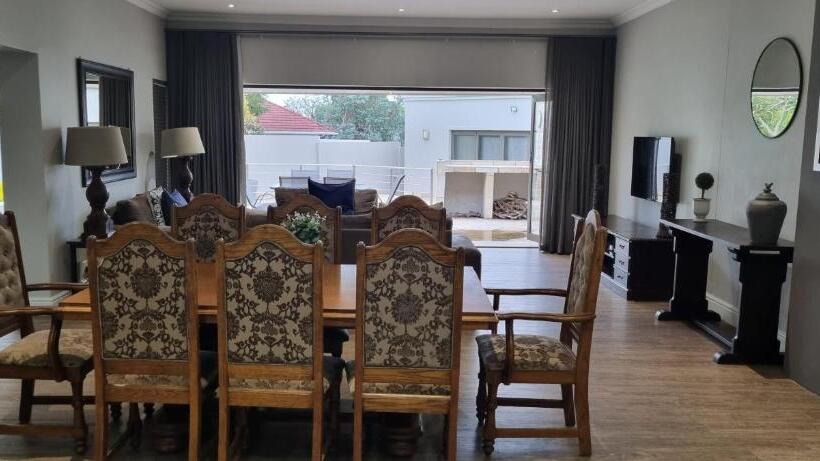 خانه 4 خوابه, 6 On Western Guest House