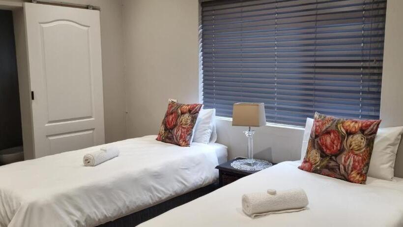 خانه 4 خوابه, 6 On Western Guest House
