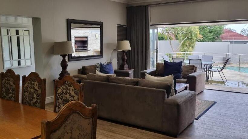 خانه 4 خوابه, 6 On Western Guest House