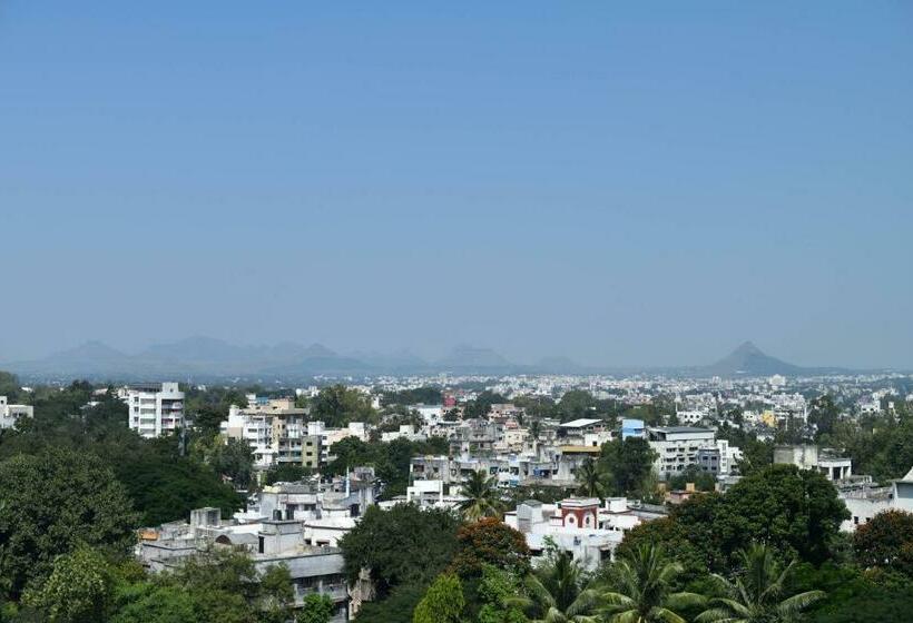 اتاق دلوکس با تخت کینگ و چشم‌انداز شهر, Courtyard By Marriott Nashik