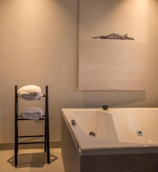 سوئیت با وان آب گرم, Korpa Deli Rooms Spa