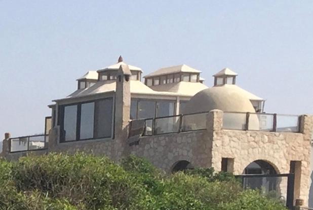 سوییت سوپریور با چشم‌انداز دریا, Dar Danse, The Bubble On The Beach