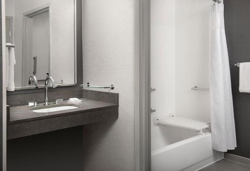 اتاق استاندارد با تخت بزرگ, Courtyard By Marriott Savannah Downtown   Historic District