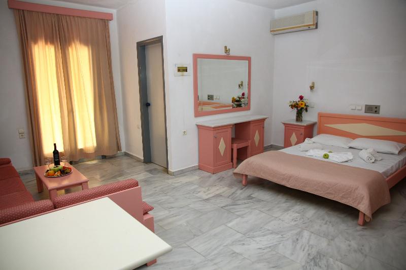 اتاق اساندارد با چشم‌انداز جانبی به دریا, Fereniki Resort & Spa