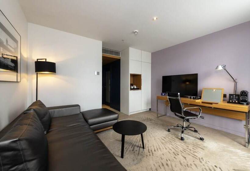 سوییت جونیور, Apex City Of London