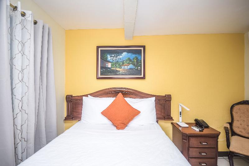 اتاق استاندارد یک نفره, Berlor Airport Inn