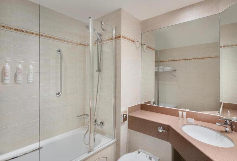 اتاق سوپریور با تخت بزرگ, Forest Of Arden Hotel And Country Club