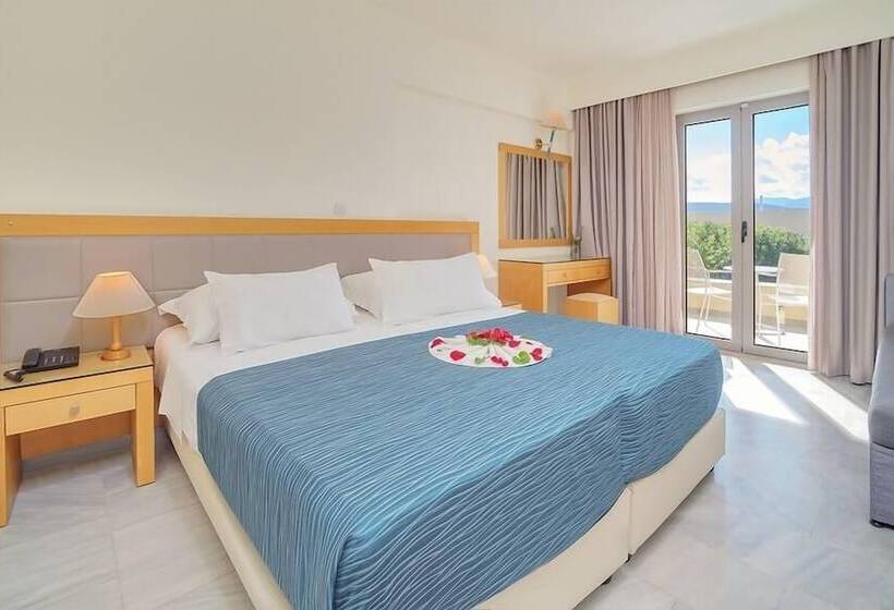 اتاق اساندارد با چشم‌انداز جانبی به دریا, Miramare Resort & Spa
