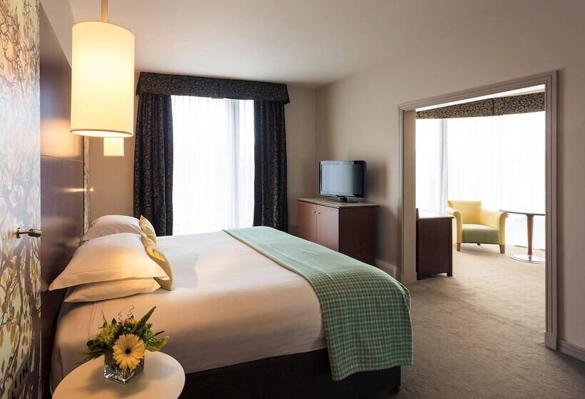 جناح جونيور, Mercure Sheffield St Pauls