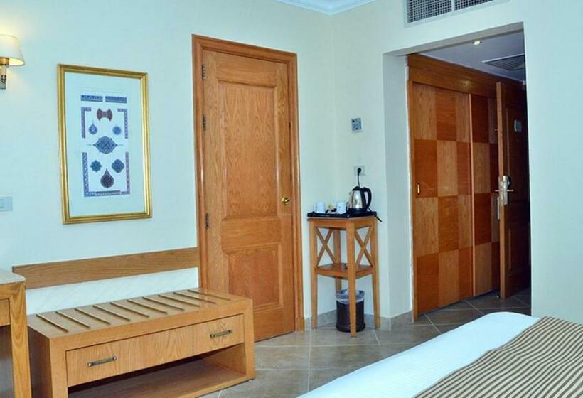 غرفة قياسية إطلالة جانبية علي البحر, Aurora Oriental Resort