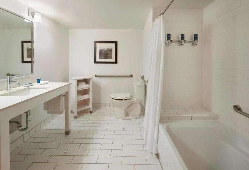 سوئیت جونیور با چشم‌انداز, Four Points By Sheraton Halifax