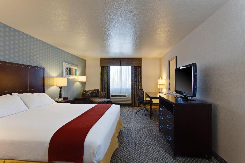 اتاق استاندارد با تخت بزرگ برای معلولان, Holiday Inn Express  & Suites Hermosa Beach