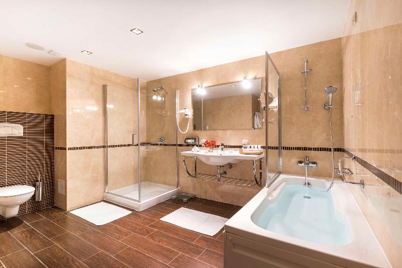 سوئیت جونیور با چشم‌انداز کوهستان, Kempinski Hotel Grand Arena Bansko