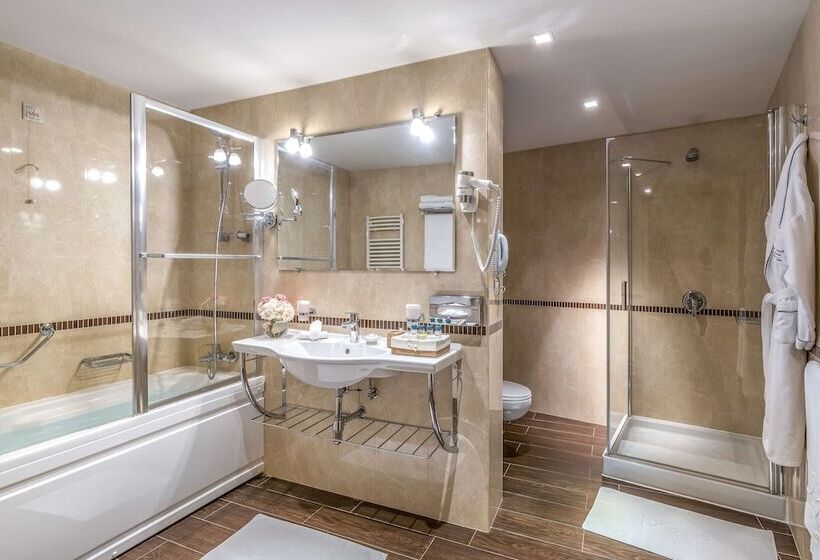 سوئیت جونیور با چشم‌انداز کوهستان, Kempinski Hotel Grand Arena Bansko