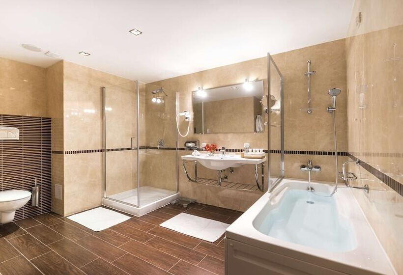 سوئیت جونیور با چشم‌انداز کوهستان, Kempinski Hotel Grand Arena Bansko