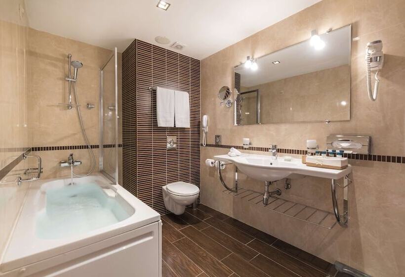سوییت جونیور با چشم‌انداز شهر, Kempinski Hotel Grand Arena Bansko