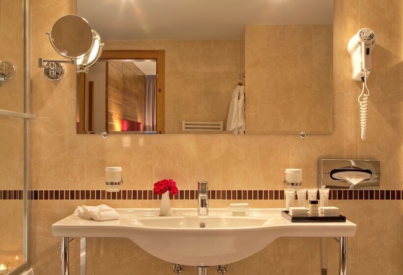 سوییت جونیور با چشم‌انداز شهر, Kempinski Hotel Grand Arena Bansko