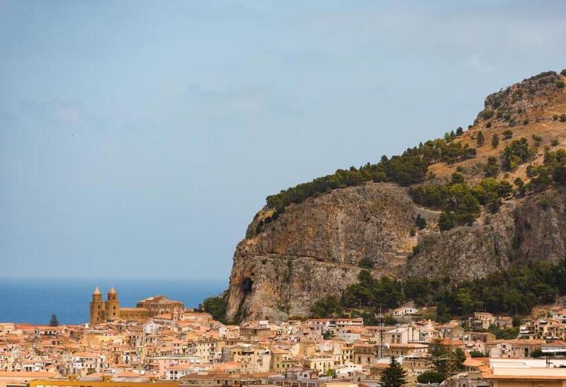 اتاق لوکس با چشمانداز دریا, Alberi del Paradiso