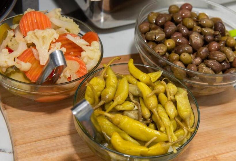 اتاق خانوادگی, Coral Matala
